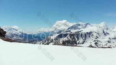 空中：飞越雪山山顶徒步旅行者，滑雪观光登山雪山，阿尔卑斯山全景，征服